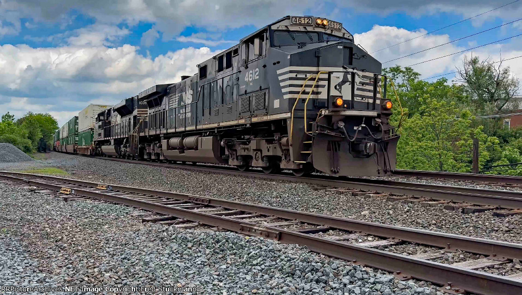 NS 4612 leads the stacks east.